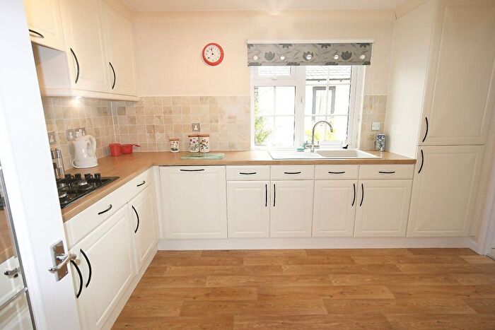 2 Bedroom Mobile/park Home For Sale In Palm Court, Wickford, SS11