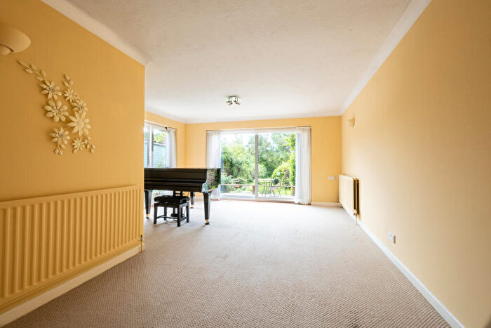4 Bedroom Detached House For Sale In Furzebrook Road, Wareham, BH20 - Photo 4