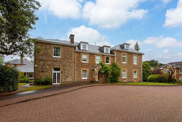 2 Bedroom Flat To Rent In Holly Bush Lane, Sevenoaks, TN13