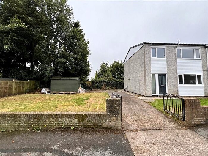 3 Bedroom Semi-Detached House For Sale In Queens Square, Pontefract, WF8