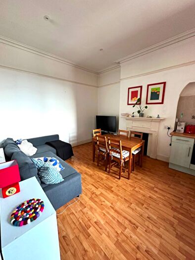 2 Bedroom Flat To Rent In Balham High Road, London, SW17