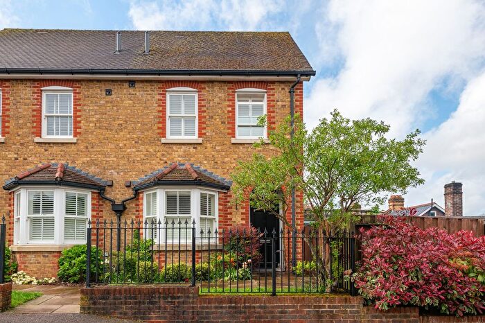 3 Bedroom Semi Detached House For Sale In Mulberry Close, Reigate, RH2