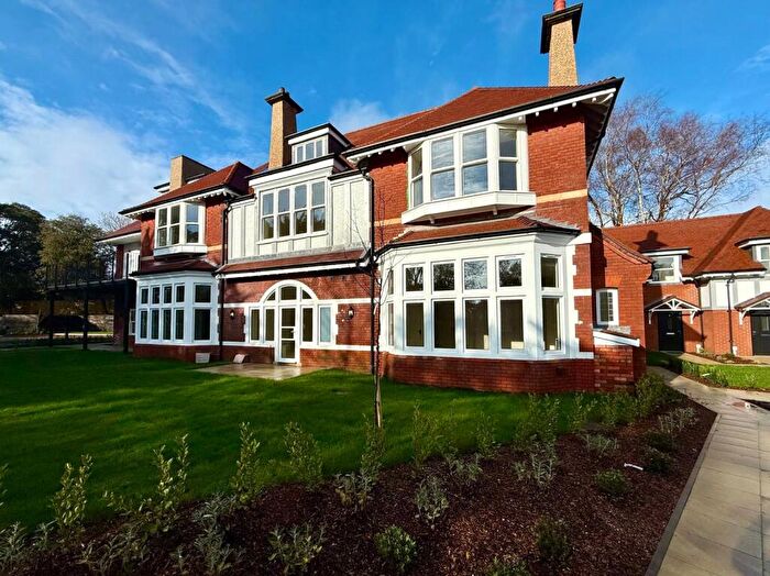 2 Bedroom Apartment To Rent In West Overcliff Drive, Bournemouth, Dorset, BH4