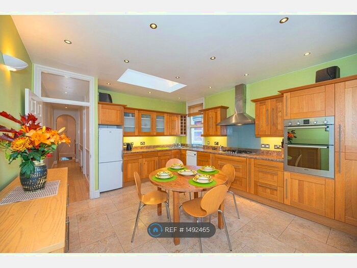 2 Bedroom Maisonette To Rent In Dumbarton Road, London, SW2