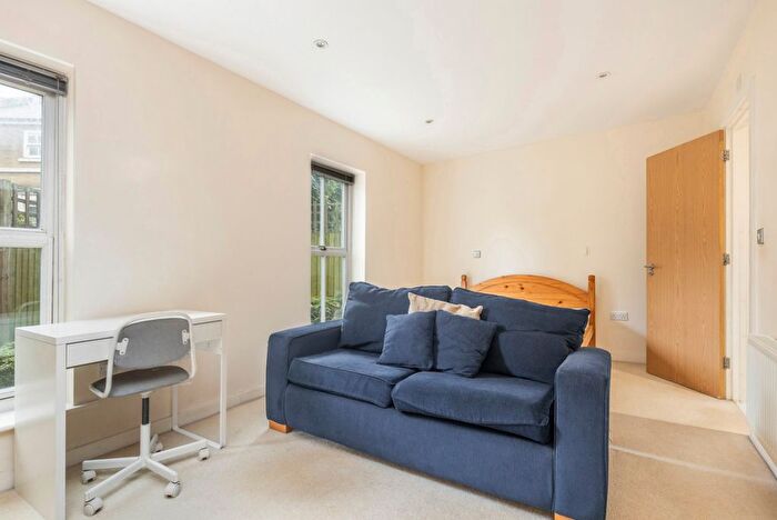 2 Bedroom Flat To Rent In Canal Boulevard, Camden, NW1