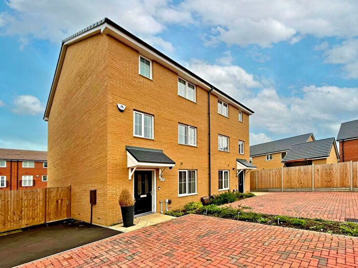 4 Bedroom Semi Detached House For Sale In Daffodil Drive, Biggleswade, SG18