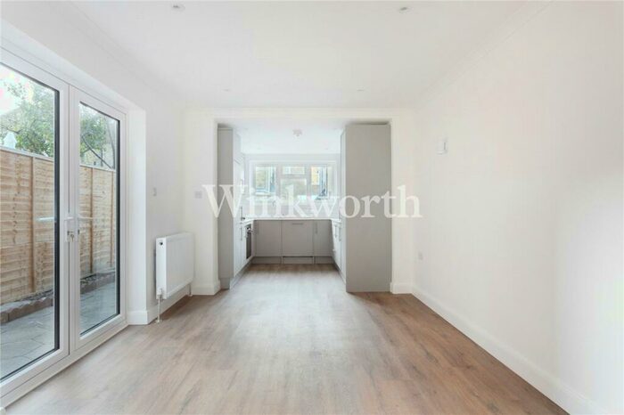 2 Bedroom Apartment To Rent In Drayton Road, London, N17
