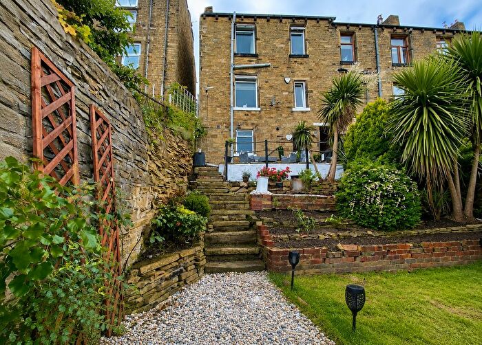 2 Bedroom End Terrace House For Sale In Cowcliffe Hill Road, Cowcliffe, Huddersfield, HD2