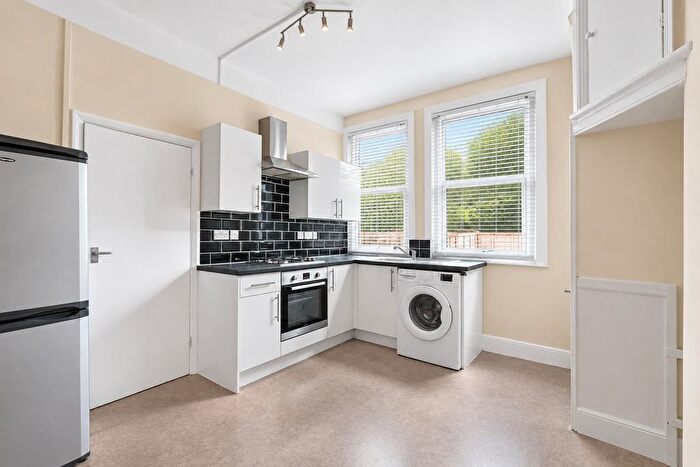 2 Bedroom Flat To Rent In Salterford Road, London, SW17
