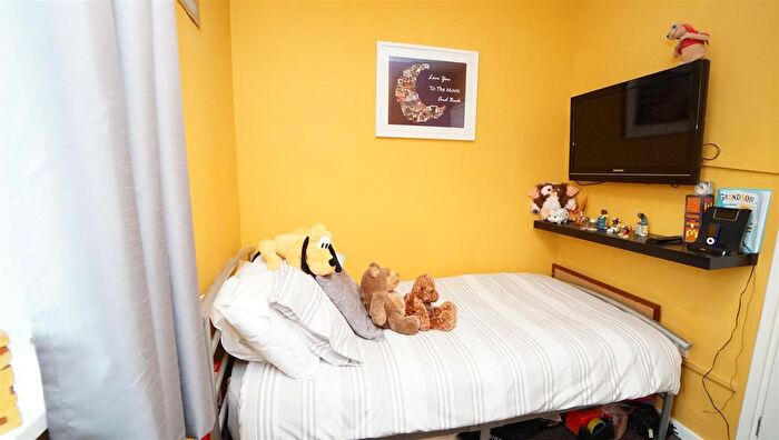 3 Bedroom Town House For Sale In Farm Hill Road, Idle, Bradford, BD10