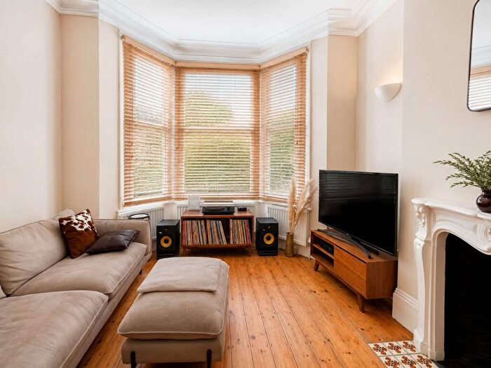 2 Bedroom Flat To Rent In Purves Road, Kensal Rise, London, NW10