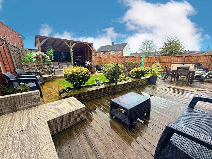 4 Bedroom Semi-Detached House For Sale In Summers Road, Vauxhall Park, Luton, Bedfordshire, LU2