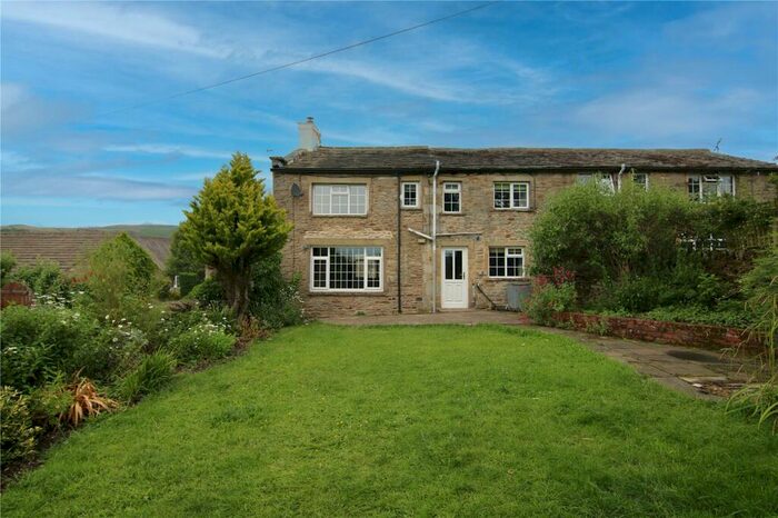 3 Bedroom Semi-Detached House For Sale In Silsden Road, Bradley, BD20