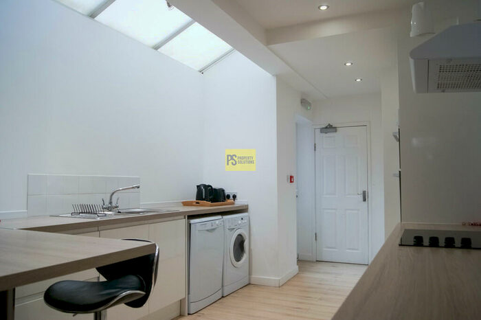 5 Bedroom Terraced House To Rent In Tiverton Road - Bath Student Property, B29