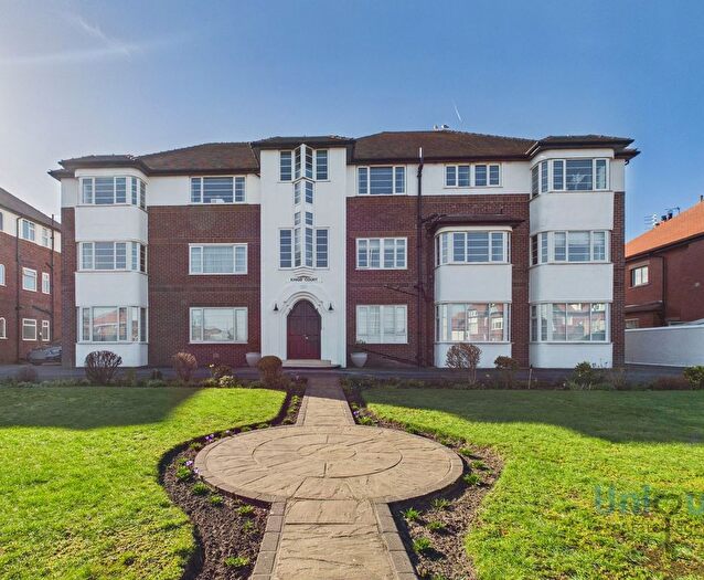 2 Bedroom Flat For Sale In Kings Court, Clifton Drive South, Lytham St. Annes, FY8