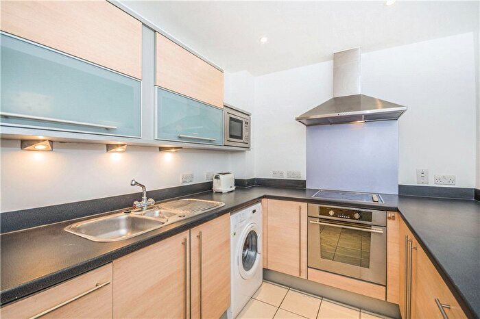2 Bedroom Flat To Rent In Park Lane, Croydon, CR0