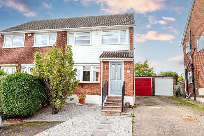 3 Bedroom Semi Detached House For Sale In High Beeches, Benfleet, SS7