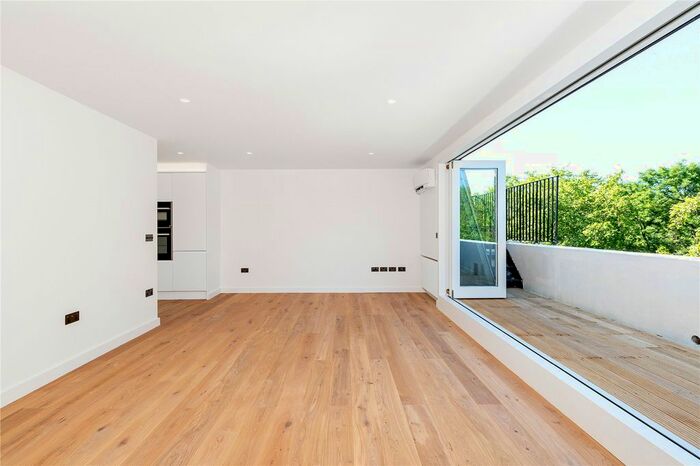 3 Bedroom Flat To Rent In St. Georges Square, London, SW1V
