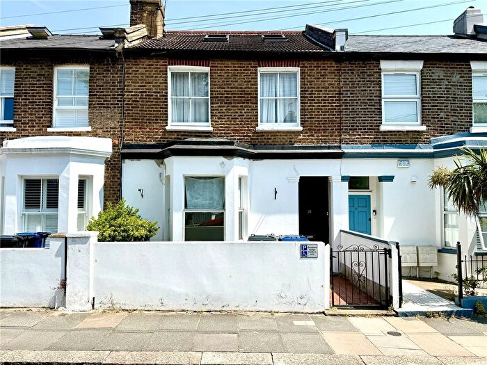2 Bedroom Flat For Sale In Myrtle Road, London, W3