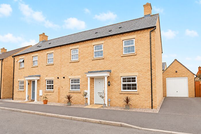 3 Bedroom Semi Detached House For Sale In Willowherb Way, Stotfold, Hitchin, SG5