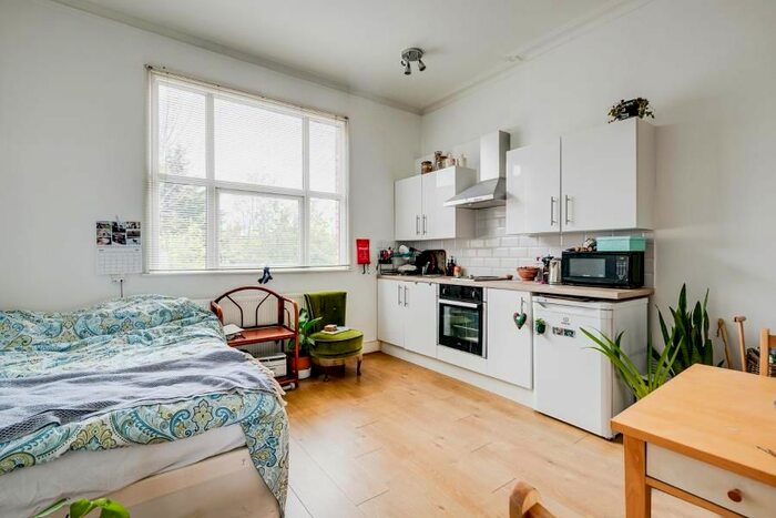 Studio To Rent In Manstone Road, Cricklewood, London, NW2