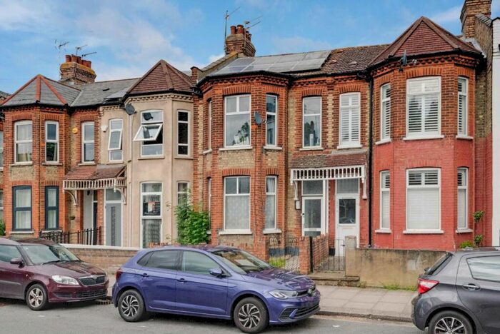 3 Bedroom House To Rent In Long Lane, Finchley, N3