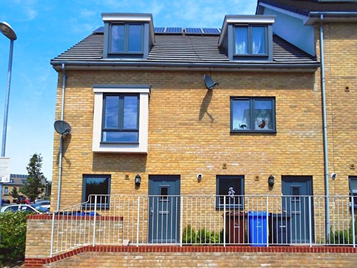4 Bedroom Town House To Rent In Draper Close, West Thurrock, RM20