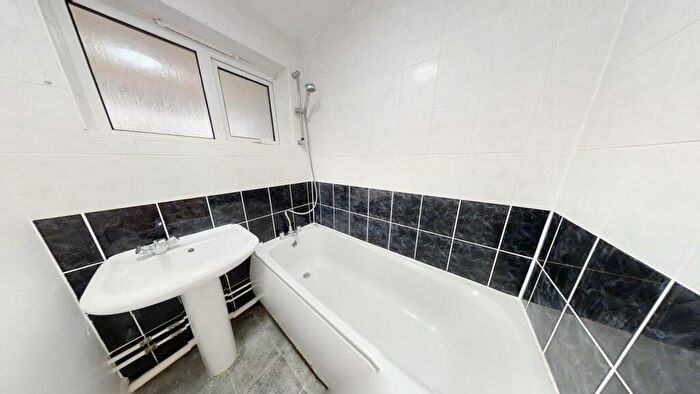 2 Bedroom Flat For Sale In East Weare Road, Portland, Dorset, DT5