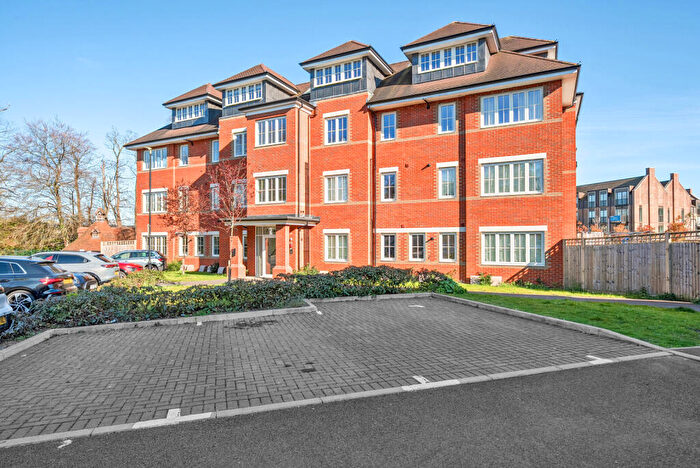 1 Bedroom Apartment For Sale In Hobbs Close, West Byfleet, KT14