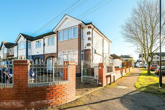 2 Bedroom Maisonette To Rent In Endlebury Road, Chingford, E4