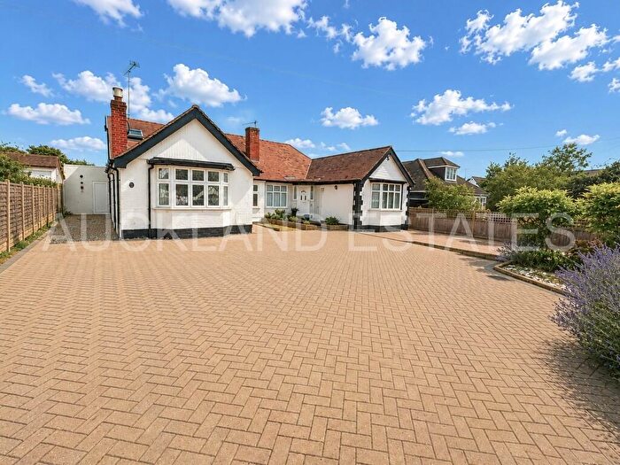 4 Bedroom Semi-Detached Bungalow For Sale In Byng Drive, Potters Bar, EN6