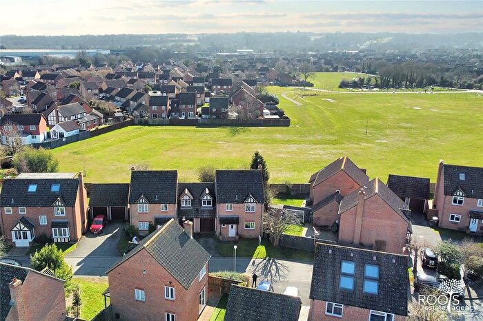 4 Bedroom Link Detached House For Sale In Hurford Drive, Thatcham, Berkshire, RG19