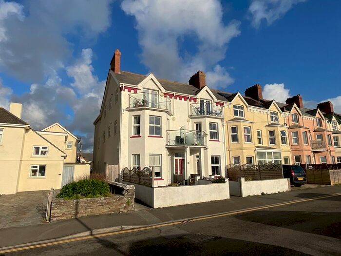 2 Bedroom Flat To Rent In Downs View, Bude, EX23