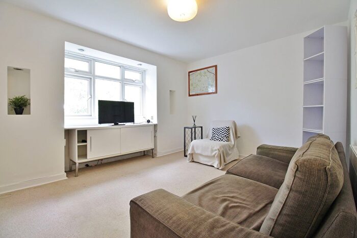 2 Bedroom Flat To Rent In Amwell House, The Woodlands, TW7