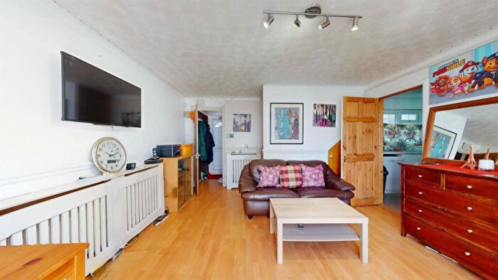 4 Bedroom End Of Terrace House For Sale In Dunnock Road, Beckton, London, E6