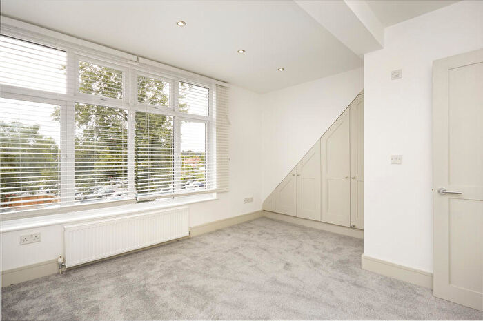 2 Bedroom Flat To Rent In Church Street, Weybridge, KT13