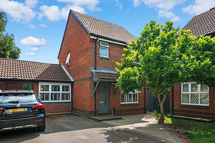 3 Bedroom Link Detached House For Sale In Jasmin Road, Epsom, KT19