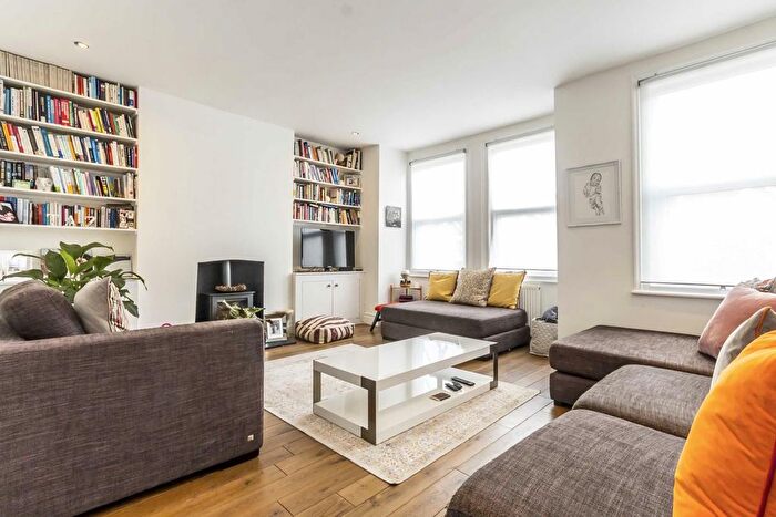 4 Bedroom Flat To Rent In Maldon Road, Acton, W3