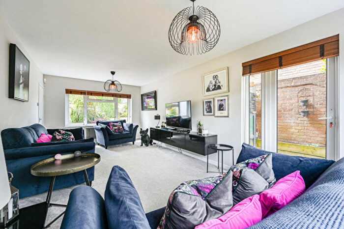 3 Bedroom Detached House For Sale In Cheriton Avenue, Bromley, BR2
