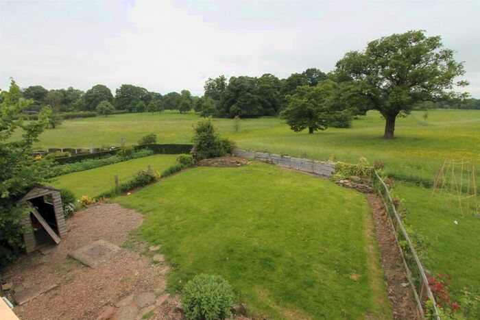 3 Bedroom Semi-Detached House To Rent In Manor Park, Silkstone, Barnsley, S75