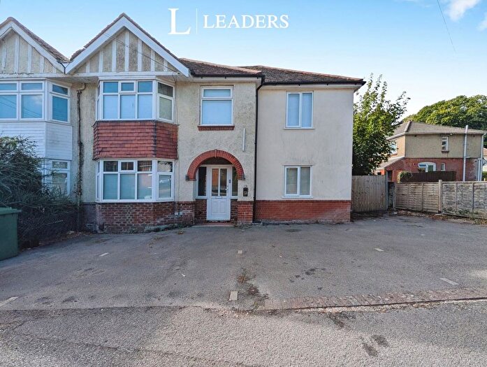 6 Bedroom Semi-Detached House For Sale In Violet Road, Southampton, Hampshire, SO16