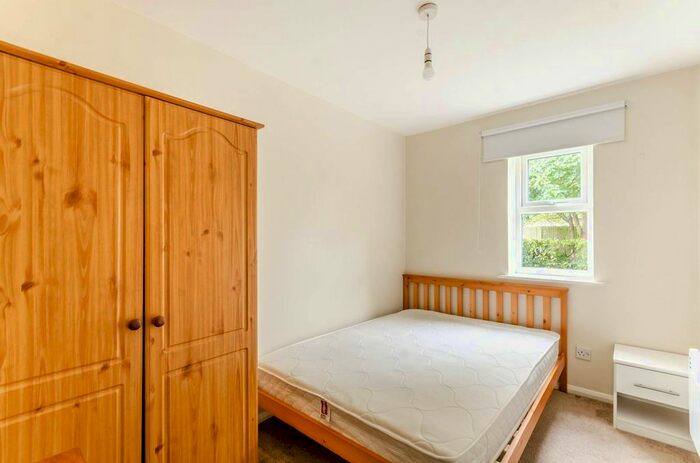 2 Bedroom Flat To Rent In Molyneux Drive, Tooting Bec, London, SW17