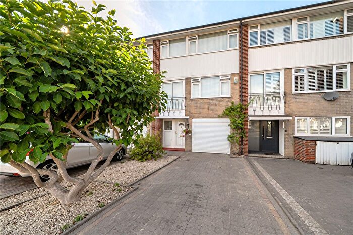 4 Bedroom Terraced House For Sale In Vincent Close, Bromley, BR2