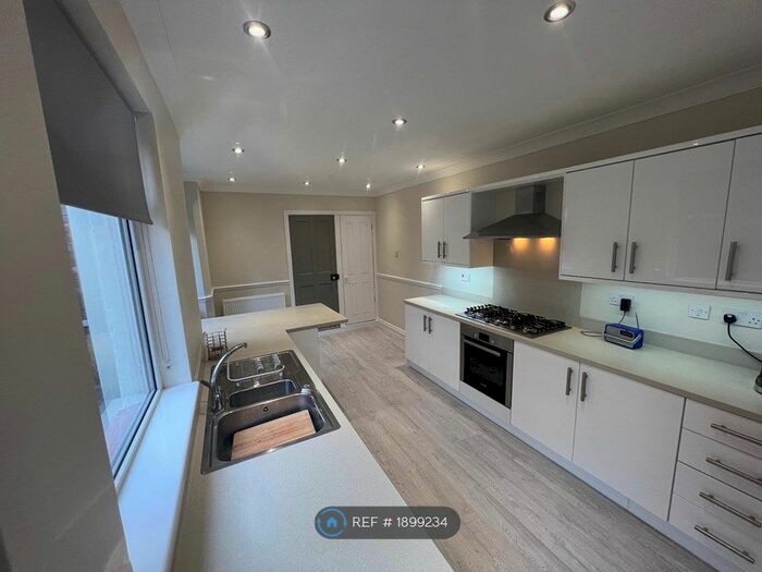 3 Bedroom End Of Terrace House To Rent In George Street, Bedford, MK40