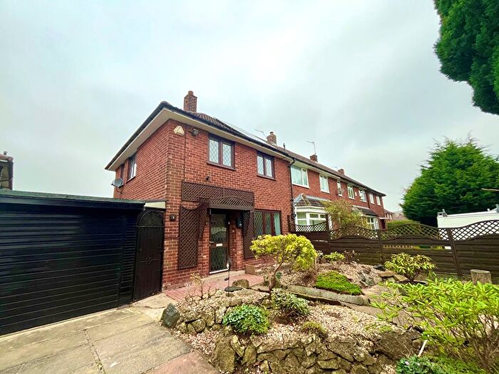 2 Bedroom Property To Rent In Old Farm Walk, West Park, Leeds, LS16