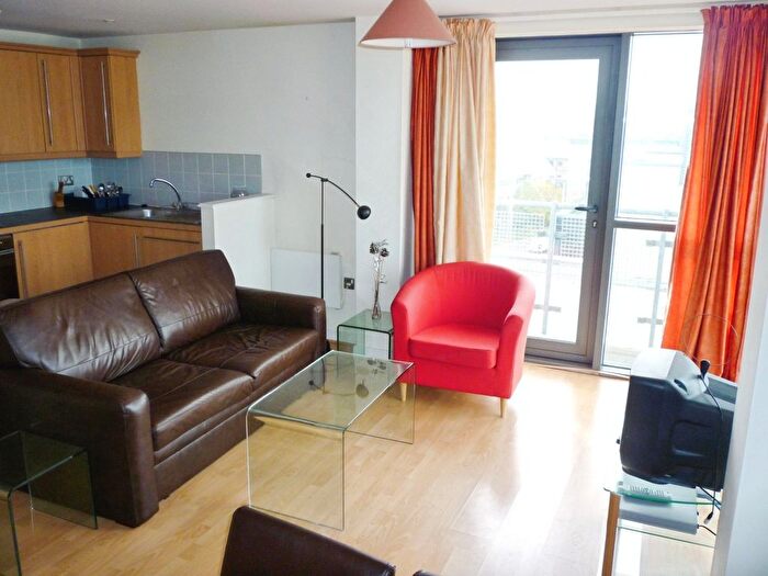 2 Bedroom Flat To Rent In City Walk, Leeds, West Yorkshire, LS11