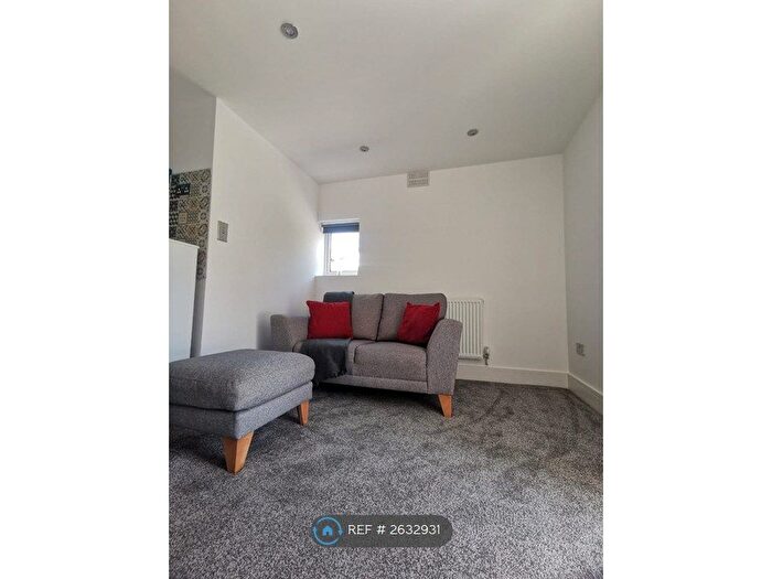 1 Bedroom Flat To Rent In Crescent Court, Reading, RG1