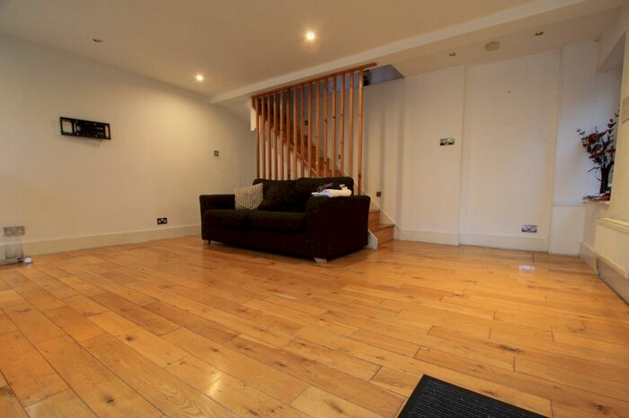 3 Bedroom Flat To Rent In Elias Place, London, SW8