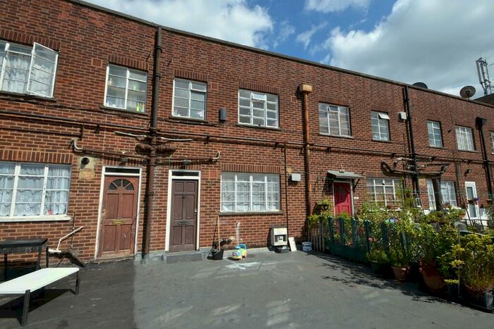 2 Bedroom Apartment To Rent In Tolworth, KT6