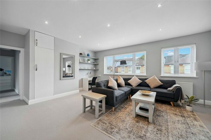 3 Bedroom Flat To Rent In New Broadway, Hampton Hill, TW12